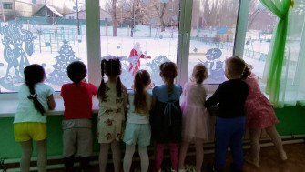 В преддверии Новогодних утренников под окнами детского сада был замечен Дед Мороз!.
